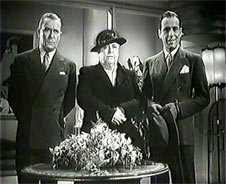 AGENTEN DER NACHT: V.r.n.l.: Bogart als Gloves Donahue, Jane Darwell als seine Mutter und William Demarest als sein bester Freund Sunshine.
